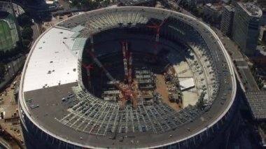 Tokyo, Japonya 2018 dolaylarında. Tokyo 'daki Olimpiyat Stadyumu' nun havadan görünüşü. Kırmızı kamerayla helikopterden çekilmiş..