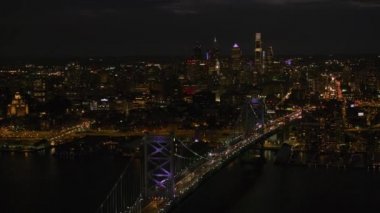 Philadelphia, Pennsylvania 2017 dolaylarında Ben Franklin Köprüsü üzerinden Philadelphia 'ya gece yaklaşımı. Cineflex ve RED Epic-W Helyum ile çekilmiştir..