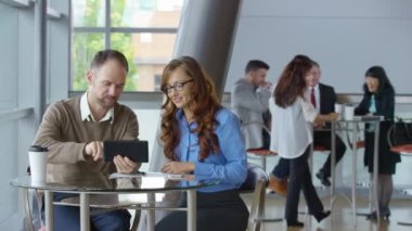 İki genç iş adamı dijital tablet kullanıyor