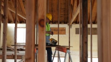 cep telefonuyla konuşurken inşaat işçisi