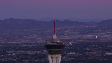 Las Vegas, Nevada 2017, Orbit Stratosphere Kulesi, alacakaranlıkta. Cineflex ve RED Epic-W Helyum ile çekilmiştir..