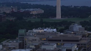 Washington, D.C. 2017 dolaylarında, Beyaz Saray 'ın 16. caddeden havadan ortaya çıkışı. Cineflex ve RED Epic-W Helyum ile çekilmiştir..