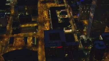 Denver, Colorado - 2017 dolaylarında: Denver şehir merkezindeki caddelerin gece hava görüntüsü