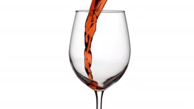 Beyaz arka planda kadehe dökülen kırmızı şarabın yavaş çekim görüntüsü.