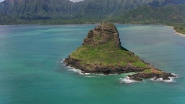 Oahu, Hawaii 2018 dolaylarında. Çinlinin Şapkası olarak da bilinen Mokolii Adası 'nın havadan görünüşü. Cineflex ve RED Epic-W Helyum ile çekilmiştir..
