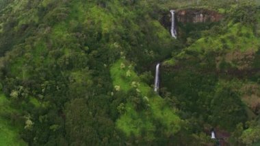 Kauai, Hawaii 2018 dolaylarında, Kauai 'deki güzel şelalelerin havadan görünüşü. Cineflex ve RED Epic-W Helyum ile çekilmiştir..