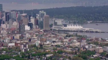 Vancouver, Kanada 2018 dolaylarında. Vancouver şehir merkezinin hava manzarası. Helikopterden Cineflex gimbal ve RED Epic-W kamerasıyla çekildi..