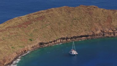 Maui, Hawaii 2018 dolaylarında. Maui açıklarındaki Molokini Krateri 'nin hava görüntüsü. Cineflex ve RED Epic-W Helyum ile çekilmiştir..