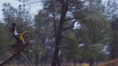 Motocross binici büyüyecek atlama, yavaş hareket