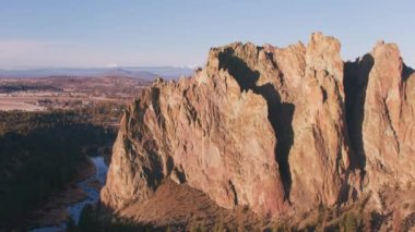 Oregon - yaklaşık 2018: Smith Rock State Park 'ın havadan görünüşü. Helikopterden Cineflex gimbal ve RED Epic-W kamerasıyla çekildi..
