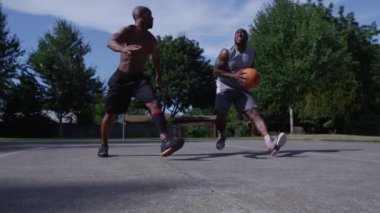 Bir sokak basketbolu, oyuncu şut atıyor ve ıskalıyor.