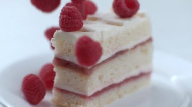 Ağır çekimde pastanın üstüne düşen ahududular; 1000 fps hızla Phantom Flex 4K 'e çekilen ahududular