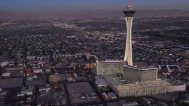 Las Vegas, Nevada, ABD - 26 Kasım 2014: Las Vegas Bulvarı 'nın alacakaranlıktaki hava manzarası