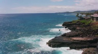 Kauai, Hawaii 2018 dolaylarında, Kauai 'nin güney sahilinin havadan görünüşü. Cineflex ve RED Epic-W Helyum ile çekilmiştir..