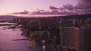 Honolulu, Oahu, Hawaii 2018 civarı. Gün batımında Waikiki 'nin hava görüntüsü. Cineflex ve RED Epic-W Helyum ile çekilmiştir..