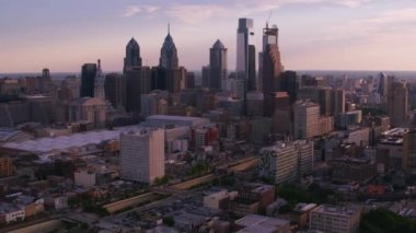 Philadelphia, Pennsylvania 2017 dolaylarında Philadelphia şehir merkezinin havadan görünüşü. Cineflex ve RED Epic-W Helyum ile çekilmiştir..