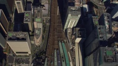 Tokyo, Japonya 2018 dolaylarında. Tokyo İstasyonu 'nun yukarıdan görünüşü. Kırmızı kamerayla helikopterden çekilmiş..