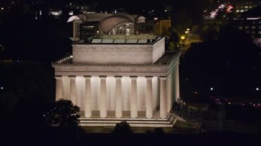 Washington, D.C. 2017 dolaylarında, geceleri Lincoln Memorial 'ın havadan görünüşü. Cineflex ve RED Epic-W Helyum ile çekilmiştir..