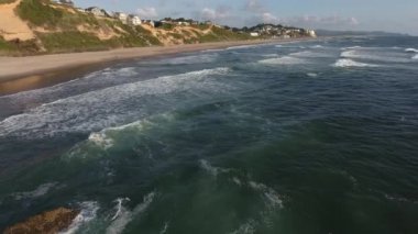 Kayalara çarpan dalgaların hava görüntüsü, Lincoln City, Oregon