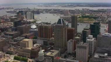 Baltimore, Maryland 2017 dolaylarında Baltimore şehir merkezinin havadan görünüşü. Cineflex ve RED Epic-W Helyum ile çekilmiştir..