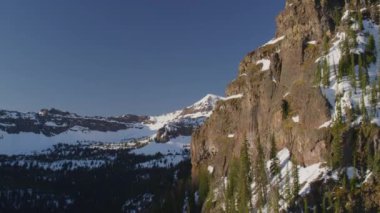 Yellowstone Ulusal Parkı, Wyoming. Yellowstone Ulusal Parkı 'nın havadan görünüşü. Helikopterden Shotover gimbal ve RED 8K kamera ile çekildi..