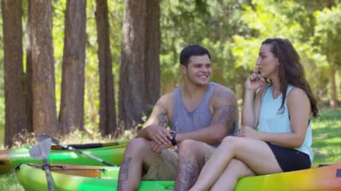 Kanolu çift cep telefonuyla konuşuyor.