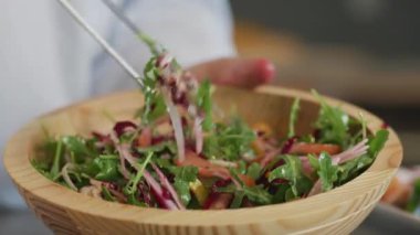 Taze salatayı kaseye atıyorum.