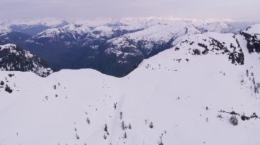 British Columbia, Kanada 2018 dolaylarında. Karla kaplı dağ sırasının havadan görünüşü. Helikopterden Cineflex gimbal ve RED Epic-W kamerasıyla çekildi..