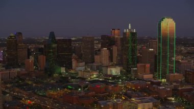 Dallas, Teksas - 2017 dolaylarında: Alacakaranlıkta Dallas, Teksas 'ın havadan görünüşü