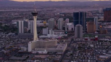 Las Vegas, Nevada. 2017 dolaylarında. Gün batımında Las Vegas Strip 'in havadan görünüşü. Cineflex ve RED Epic-W Helyum ile çekilmiştir..