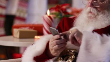 Noel Baba cep telefonu kullanıyor, yakın plan.