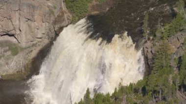 Yellowstone Ulusal Parkı, Wyoming. Yellowstone Ulusal Parkı 'nın havadan görünüşü. Helikopterden Shotover gimbal ve RED 8K kamera ile çekildi..