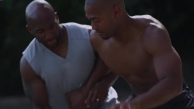 Bir sokak basketbolu, top sürme ve savunma.