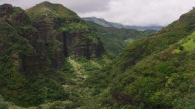 Kauai, Hawaii 2018 dolaylarında, Kauai 'deki Hanapepe Vadisi' nin havadan görünüşü. Cineflex ve RED Epic-W Helyum ile çekilmiştir..