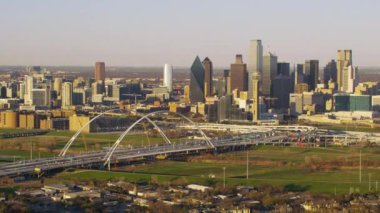 Dallas, Teksas - 2017 dolaylarında Margaret McDermott kemer köprüsü ve şehir binalarının hava manzarası