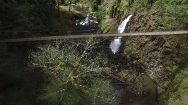 Asma köprü ve şelalenin hava görüntüsü.