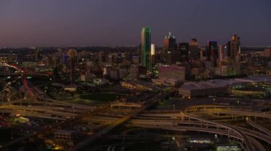 Dallas, Teksas - 2017 dolaylarında: Alacakaranlıkta Dallas, Teksas 'ın havadan görünüşü
