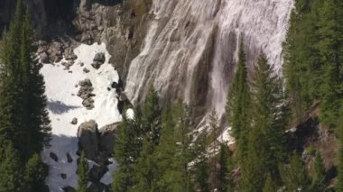Yellowstone Ulusal Parkı, Wyoming. Yellowstone Ulusal Parkı 'nın havadan görünüşü. Helikopterden Shotover gimbal ve RED 8K kamera ile çekildi..
