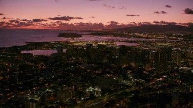 Honolulu, Oahu, Hawaii 2018 civarı. Akşam karanlığında Honolulu ve Waikiki 'nin hava görüntüsü. Cineflex ve RED Epic-W Helyum ile çekilmiştir..