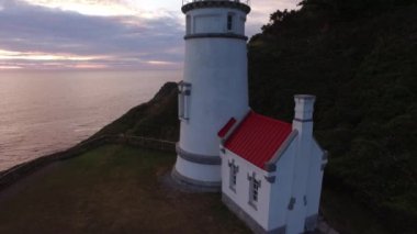 Gün batımında, Oregon 'da Heceta Head Deniz Feneri' nin hava görüntüsü.