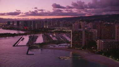 Honolulu, Oahu, Hawaii 2018 civarı. Gün batımında Waikiki 'nin hava görüntüsü. Cineflex ve RED Epic-W Helyum ile çekilmiştir..
