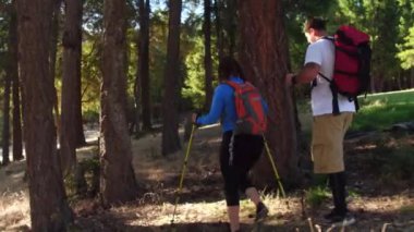 Oregon 'da yürüyüş yapan bir çift.