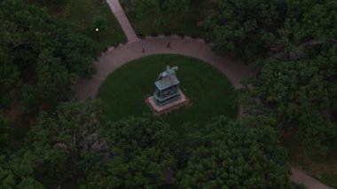Washington, D.C. 2017 dolaylarında, Logan Circle 'ın havadan görünüşü ve John A. Logan' ın heykeli. Cineflex ve RED Epic-W Helyum ile çekilmiştir..