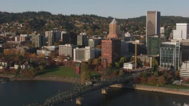 Portland, Oregon 2017 dolaylarında Portland ve Willamette Nehri 'nin havadan çekilmiş görüntüleri. Cineflex ve RED Epic-W Helyum ile çekilmiştir..