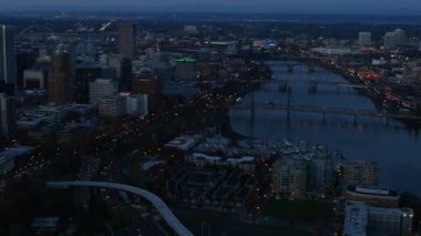 Portland Şehri, Oregon, ABD hava klibi alacakaranlıkta: 4K Ultra HD