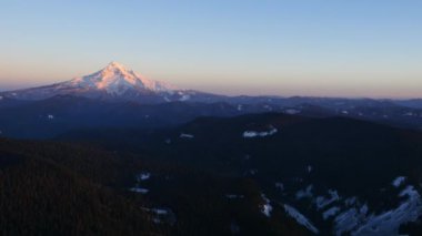 Dağ 'ın havadan çekilmiş görüntüsü. Hood, Oregon: 4K Ultra HD