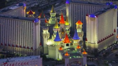 Las Vegas, Nevada dolaylarında 2017, Excalibur Otel 'in havadan görünüşü. Cineflex ve RED Epic-W Helyum ile çekilmiştir..