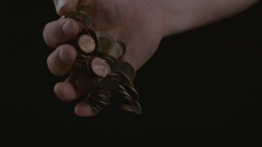 Yavaş çekimde bozuk para atıyorlar.