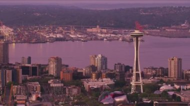 Seattle, Washington circa-2017, Şafakta Space Needle ve Port of Seattle 'ın havadan görüntüsü. Cineflex ve RED Epic-W Helyum ile çekilmiştir..