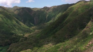 Molokai, Hawaii 2018 dolaylarında. Molokai 'deki Puapua Şelalesi' nin havadan görünüşü. Cineflex ve RED Epic-W Helyum ile çekilmiştir..
